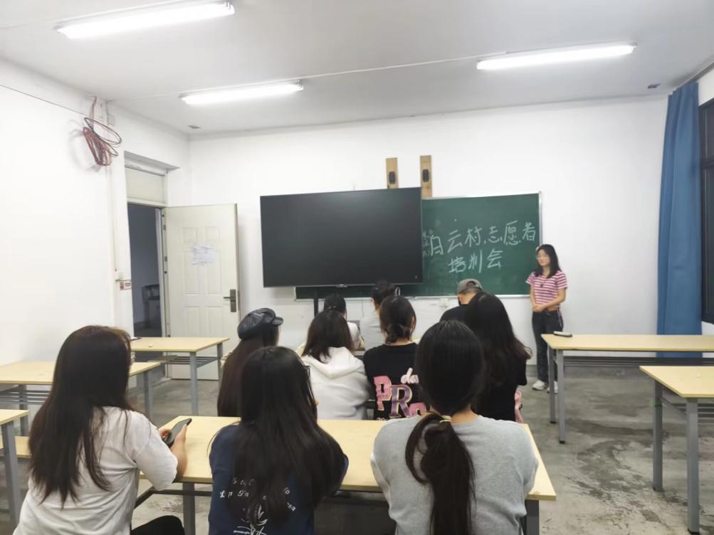 美術(shù)與設(shè)計(jì)學(xué)院青年志愿者服務(wù)隊(duì)助力白云村文化建設(shè)——美術(shù)圖案設(shè)計(jì)服務(wù)紀(jì)實(shí)